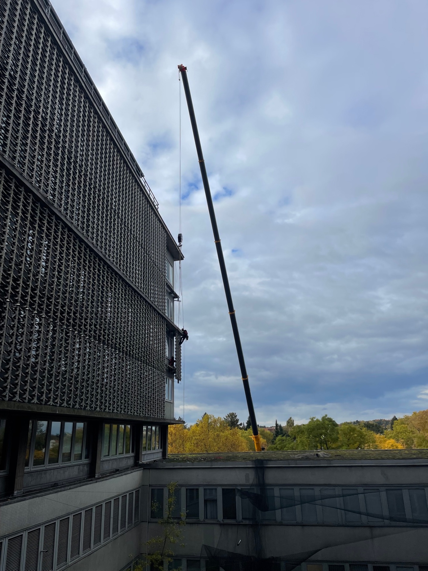 Fassadenreinigung Berlin per Seilzugangstechnik — Industriekletterer am Hochhaus