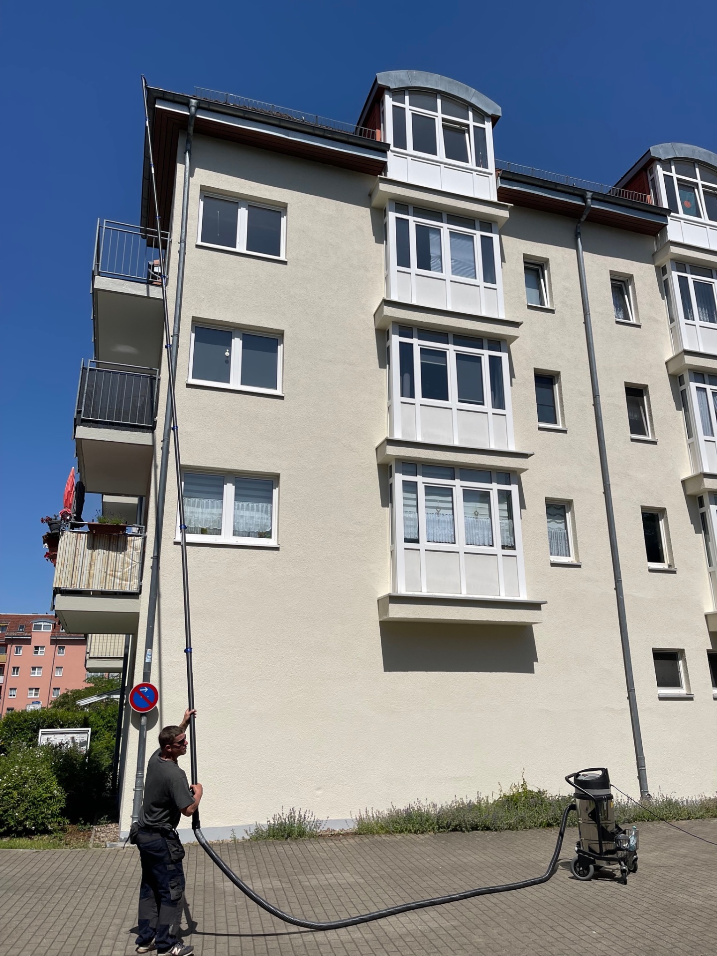 Dachrinnenreinigung Berlin — Laub, Moos und Sedimente werden aus der Rinne entfernt