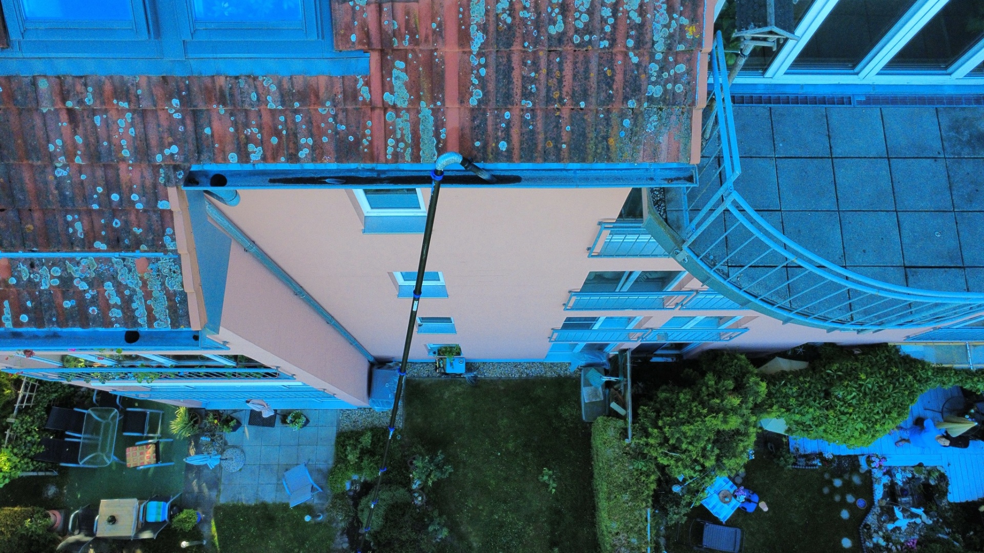 Drohnenaufnahme in Berlin — Drohne fotografiert Dach und Fassade aus der Luft